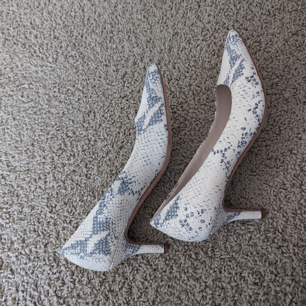 Bandolino Elegant White and Blue Snakeskin Pattern Heels